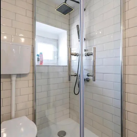 Just Like This - Cityapartment With Netflix Split